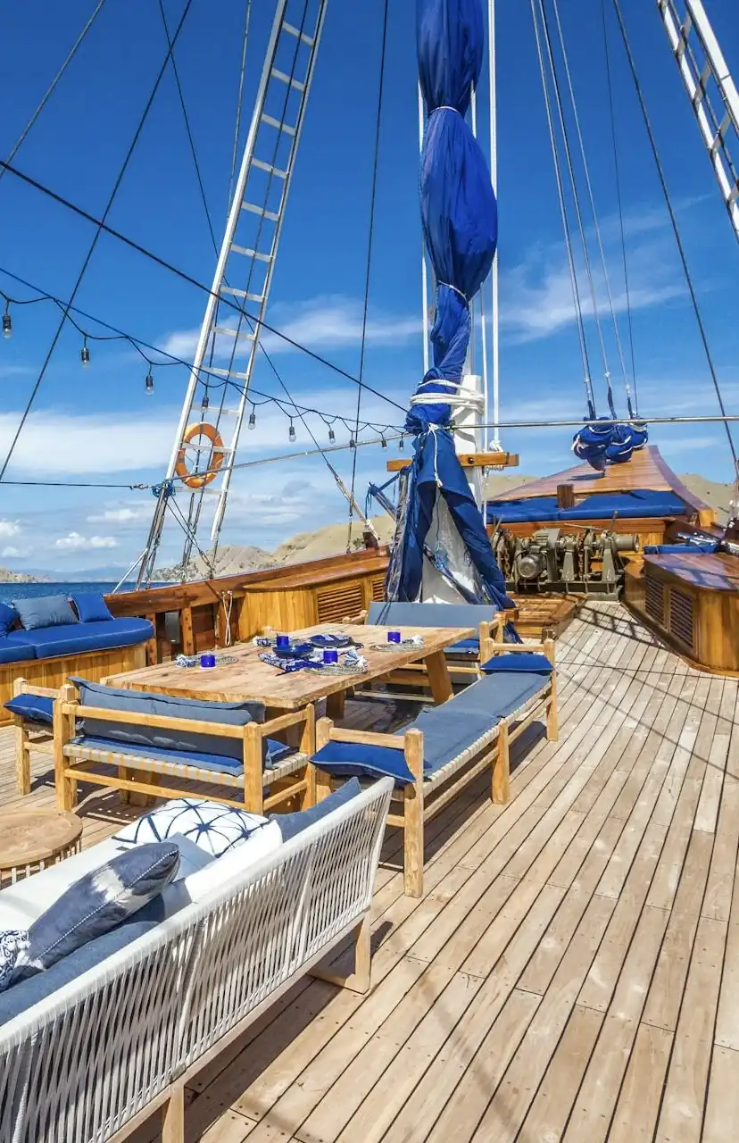 Pont d'un bateau en bois avec des tissus bleus