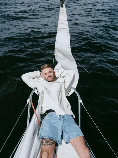 Un homme allongé sur la pointe du bateau