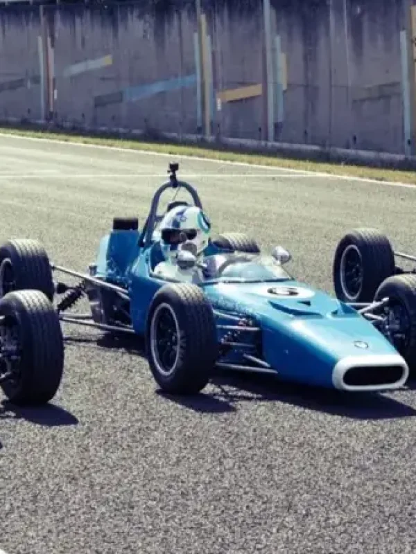 Incentive automobile avec des voitures de course